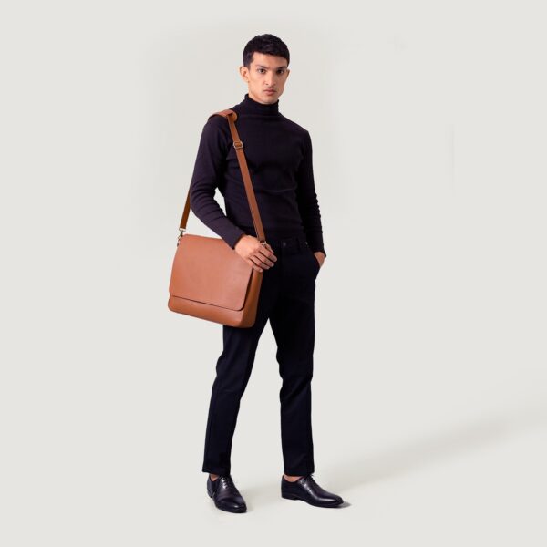 The Carismatico Brown Leather Messenger Bag - Image 2